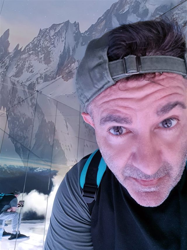 Giuliano Ciari in una sala multimediale sul Monte Bianco